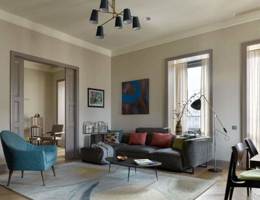 Фото 17 - Интересное решение гостиной с сочетанием голубого кресла, темного дивана и светлого ковра [7]